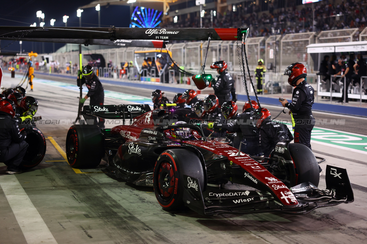 GP BAHRAIN, Zhou Guanyu (CHN) Alfa Romeo F1 Team C43 makes a pit stop.

05.03.2023. Formula 1 World Championship, Rd 1, Bahrain Grand Prix, Sakhir, Bahrain, Gara Day.

 - www.xpbimages.com, EMail: requests@xpbimages.com © Copyright: Coates / XPB Images
