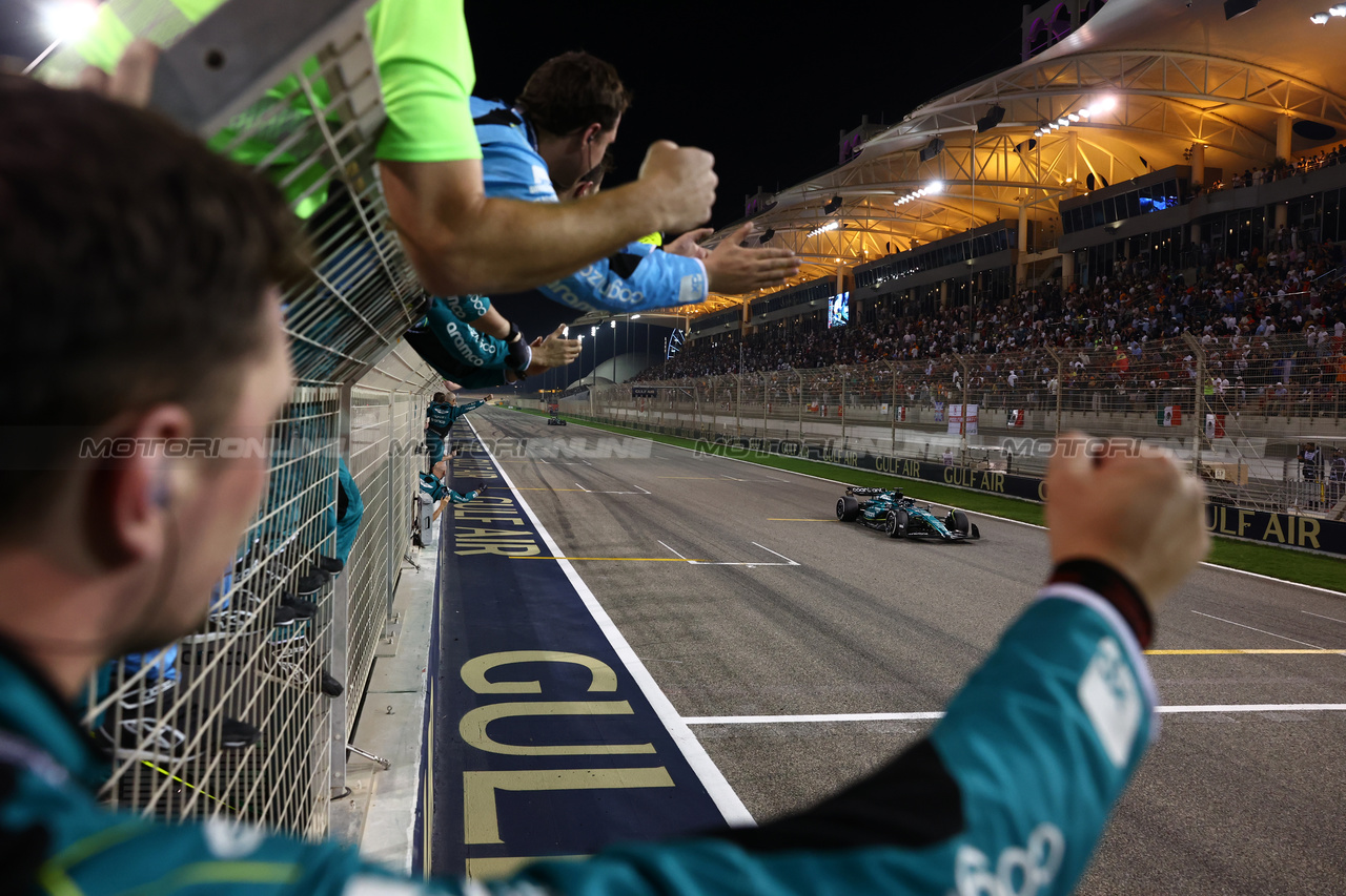 GP BAHRAIN, Aston Martin F1 Team celebrate as Lance Stroll (CDN) Aston Martin F1 Team AMR23 finishes.

05.03.2023. Formula 1 World Championship, Rd 1, Bahrain Grand Prix, Sakhir, Bahrain, Gara Day.

 - www.xpbimages.com, EMail: requests@xpbimages.com © Copyright: Coates / XPB Images
