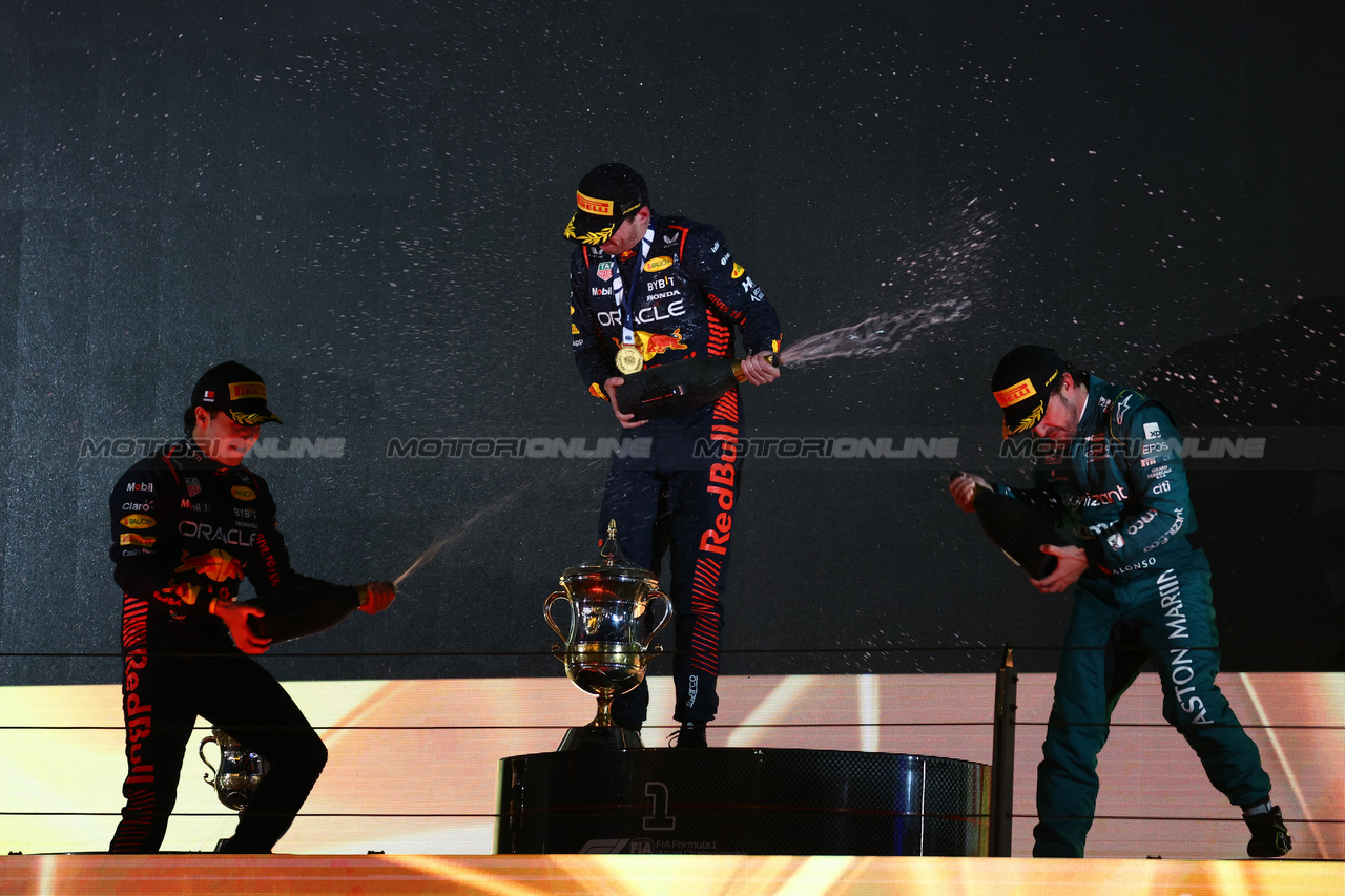 GP BAHRAIN, The podium (L to R): Sergio Perez (MEX) Red Bull Racing, second; Max Verstappen (NLD) Red Bull Racing, vincitore; Fernando Alonso (ESP) Aston Martin F1 Team, third.

05.03.2023. Formula 1 World Championship, Rd 1, Bahrain Grand Prix, Sakhir, Bahrain, Gara Day.

 - www.xpbimages.com, EMail: requests@xpbimages.com © Copyright: Coates / XPB Images