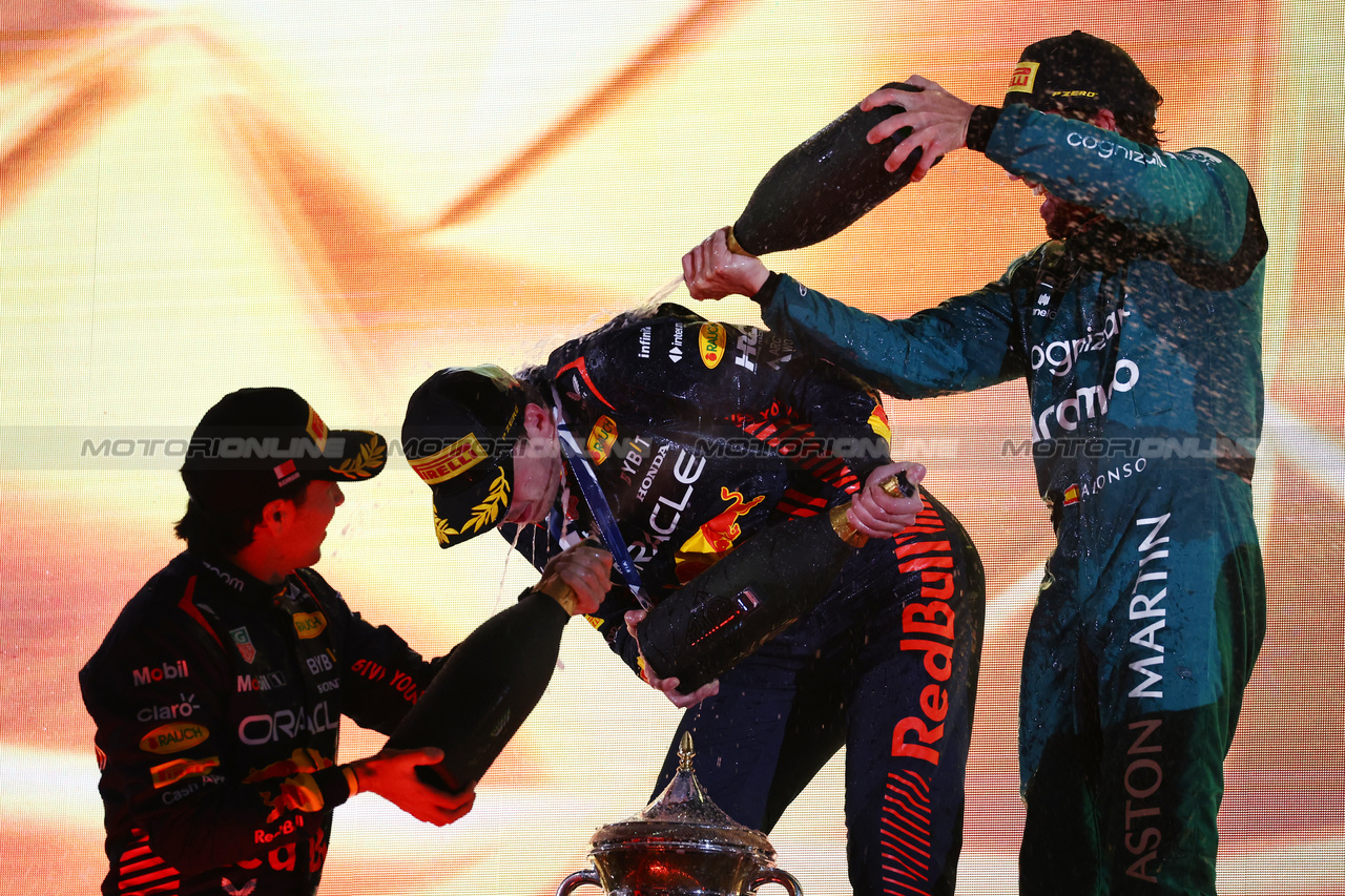 GP BAHRAIN, The podium (L to R): Sergio Perez (MEX) Red Bull Racing, second; Max Verstappen (NLD) Red Bull Racing, vincitore; Fernando Alonso (ESP) Aston Martin F1 Team, third.

05.03.2023. Formula 1 World Championship, Rd 1, Bahrain Grand Prix, Sakhir, Bahrain, Gara Day.

 - www.xpbimages.com, EMail: requests@xpbimages.com © Copyright: Coates / XPB Images