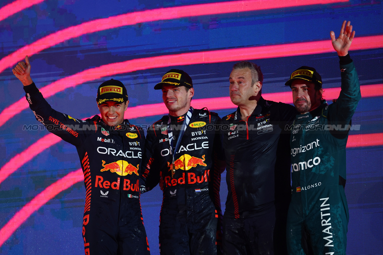 GP BAHRAIN, The podium (L to R): Sergio Perez (MEX) Red Bull Racing, second; Max Verstappen (NLD) Red Bull Racing, vincitore; Fernando Alonso (ESP) Aston Martin F1 Team, third.

05.03.2023. Formula 1 World Championship, Rd 1, Bahrain Grand Prix, Sakhir, Bahrain, Gara Day.

 - www.xpbimages.com, EMail: requests@xpbimages.com © Copyright: Coates / XPB Images