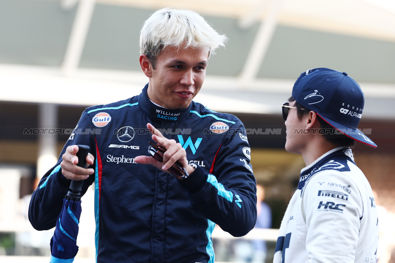 GP BAHRAIN, (L to R): Alexander Albon (THA) Williams Racing e Yuki Tsunoda (JPN) AlphaTauri on the drivers' parade.

05.03.2023. Formula 1 World Championship, Rd 1, Bahrain Grand Prix, Sakhir, Bahrain, Gara Day.

 - www.xpbimages.com, EMail: requests@xpbimages.com © Copyright: Coates / XPB Images