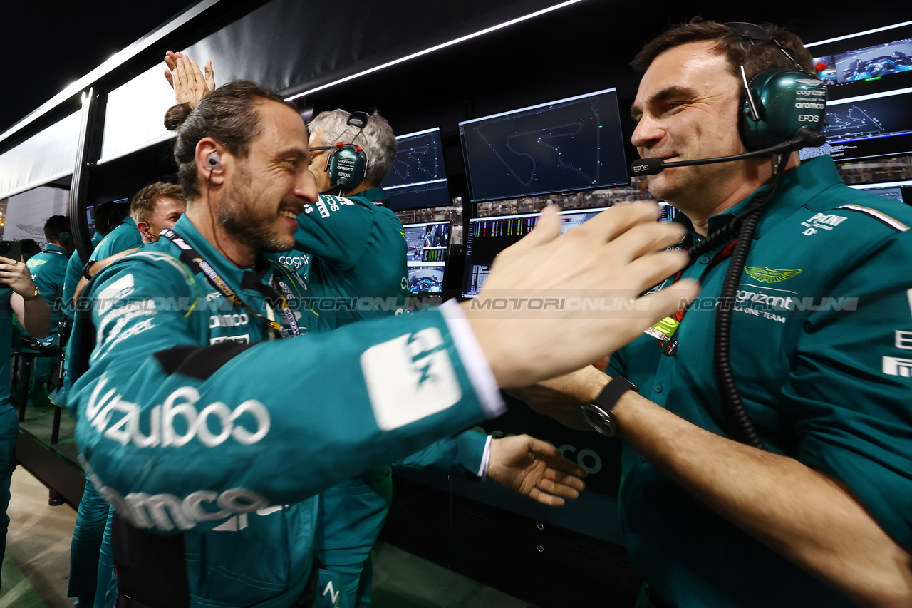 GP BAHRAIN, Aston Martin F1 Team celebrate third position for Fernando Alonso (ESP) Aston Martin F1 Team.

05.03.2023. Formula 1 World Championship, Rd 1, Bahrain Grand Prix, Sakhir, Bahrain, Gara Day.

 - www.xpbimages.com, EMail: requests@xpbimages.com © Copyright: Coates / XPB Images