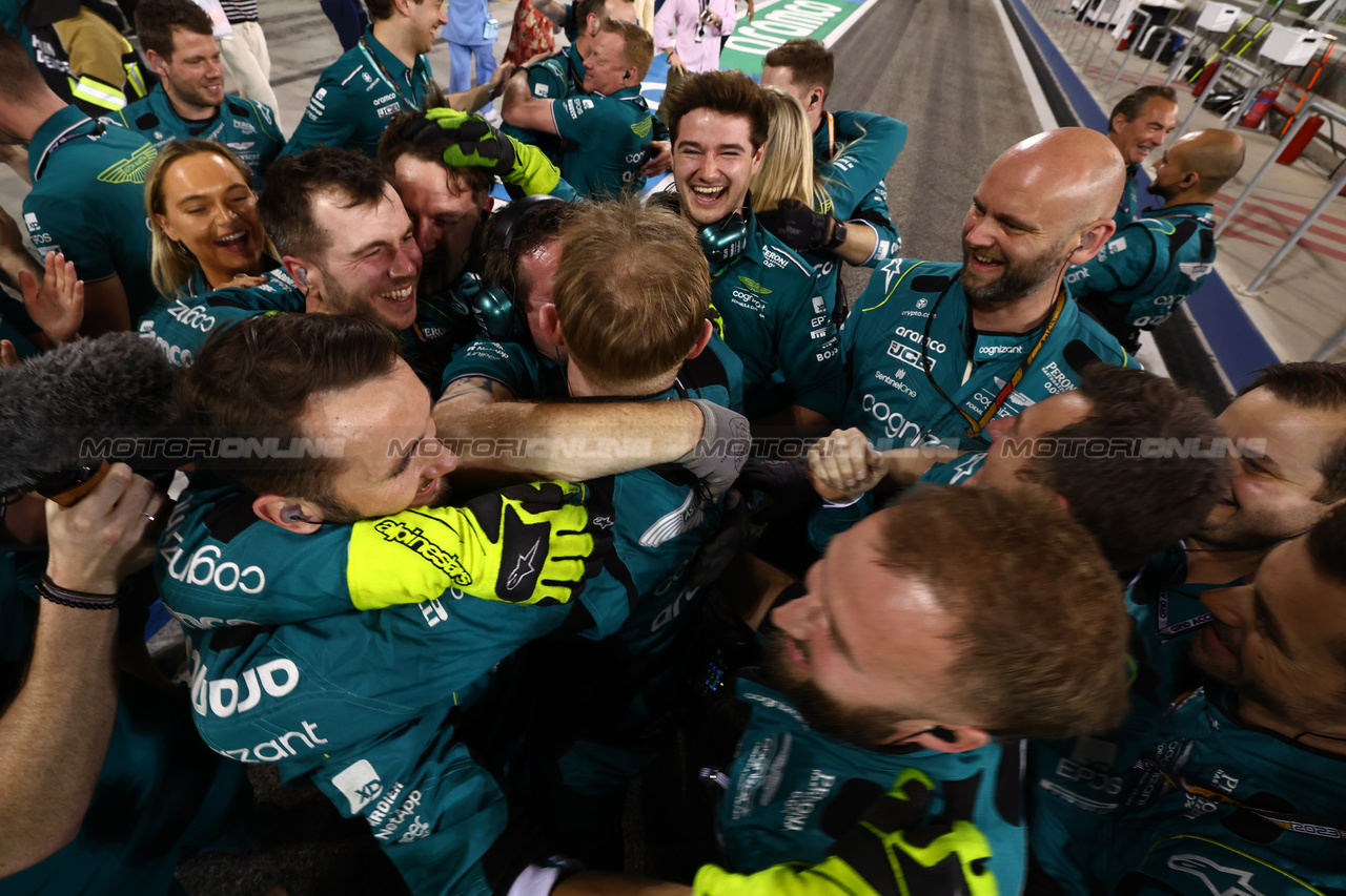 GP BAHRAIN, Aston Martin F1 Team celebrate third position for Fernando Alonso (ESP) Aston Martin F1 Team.

05.03.2023. Formula 1 World Championship, Rd 1, Bahrain Grand Prix, Sakhir, Bahrain, Gara Day.

 - www.xpbimages.com, EMail: requests@xpbimages.com © Copyright: Coates / XPB Images