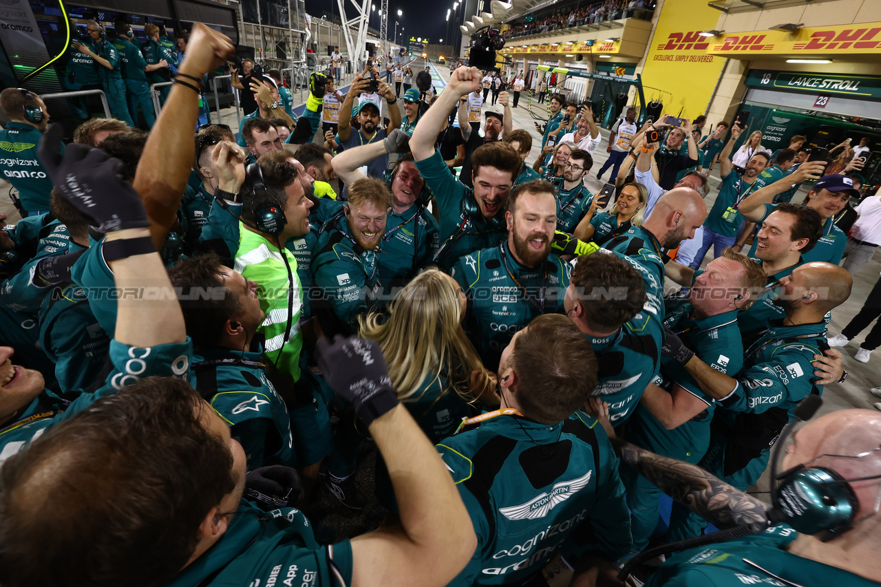 GP BAHRAIN, Aston Martin F1 Team celebrate third position for Fernando Alonso (ESP) Aston Martin F1 Team.

05.03.2023. Formula 1 World Championship, Rd 1, Bahrain Grand Prix, Sakhir, Bahrain, Gara Day.

 - www.xpbimages.com, EMail: requests@xpbimages.com © Copyright: Coates / XPB Images