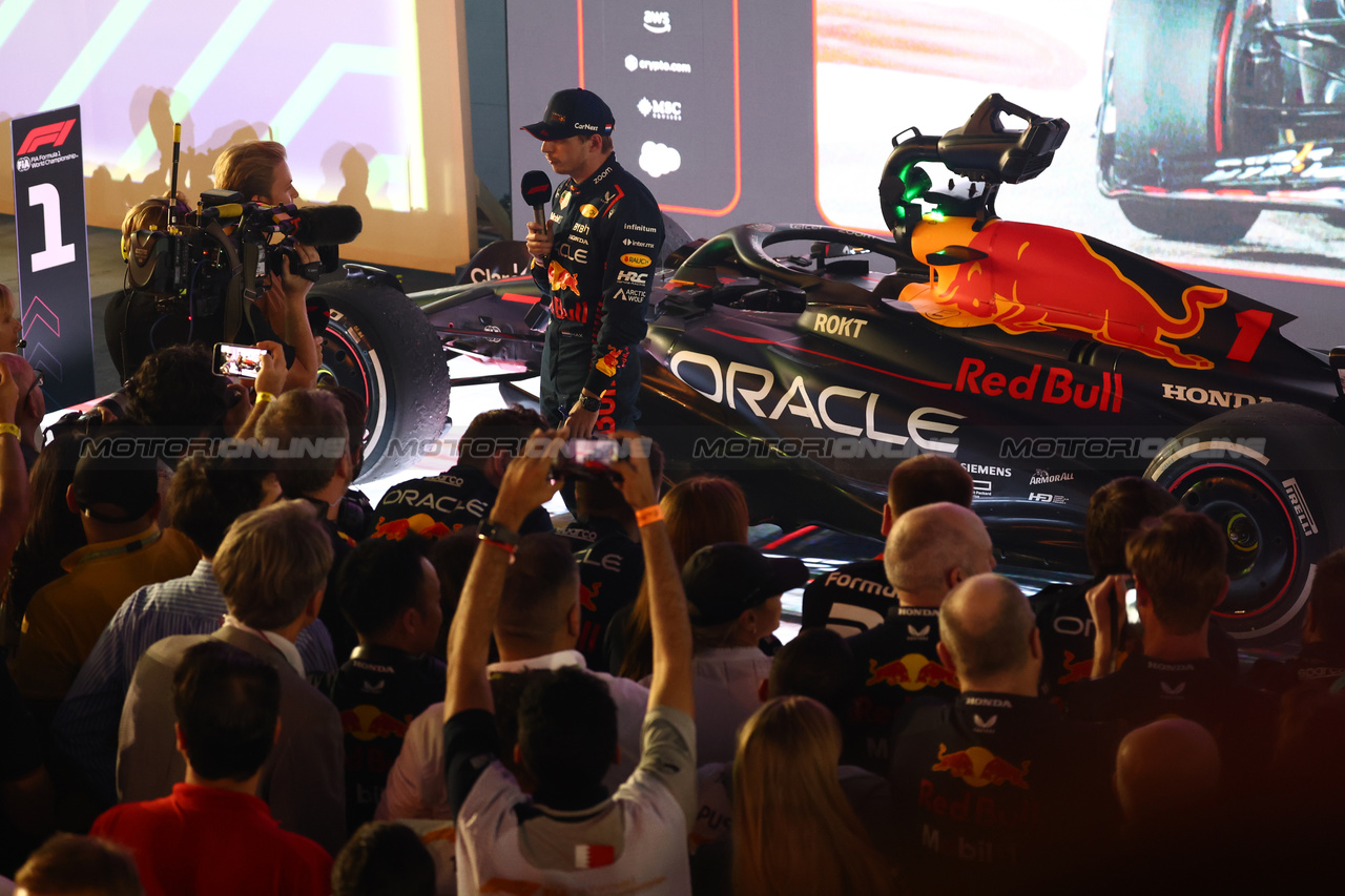 GP BAHRAIN, Gara winner Max Verstappen (NLD) Red Bull Racing with Nico Rosberg (GER).

05.03.2023. Formula 1 World Championship, Rd 1, Bahrain Grand Prix, Sakhir, Bahrain, Gara Day.

 - www.xpbimages.com, EMail: requests@xpbimages.com © Copyright: Coates / XPB Images