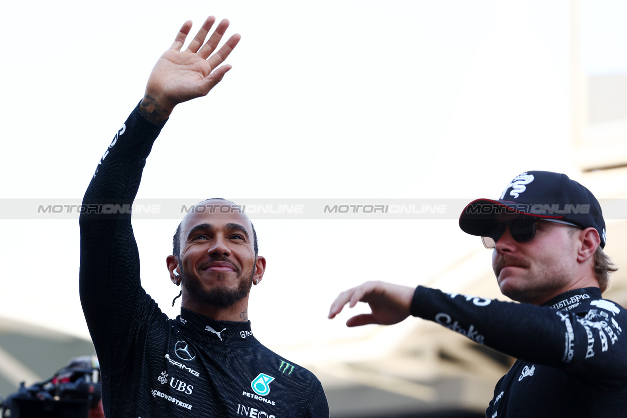 GP BAHRAIN, Lewis Hamilton (GBR) Mercedes AMG F1 on the drivers' parade.

05.03.2023. Formula 1 World Championship, Rd 1, Bahrain Grand Prix, Sakhir, Bahrain, Gara Day.

 - www.xpbimages.com, EMail: requests@xpbimages.com © Copyright: Coates / XPB Images