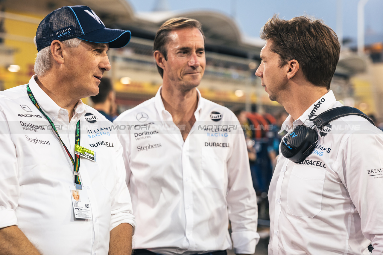 GP BAHRAIN, (L to R): Matthew Savage, Dorilton Capital Chairman - Williams Racing Director with James Matthews (GBR) Eden Rock Group CEO - Williams Racing Board Member e James Vowles (GBR) Williams Racing Team Principal on the grid.

05.03.2023. Formula 1 World Championship, Rd 1, Bahrain Grand Prix, Sakhir, Bahrain, Gara Day.

- www.xpbimages.com, EMail: requests@xpbimages.com © Copyright: Bearne / XPB Images