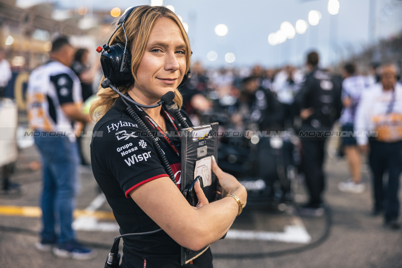GP BAHRAIN, Ruth Buscombe (GBR) Alfa Romeo F1 Team Head of Gara Strategy on the grid.

05.03.2023. Formula 1 World Championship, Rd 1, Bahrain Grand Prix, Sakhir, Bahrain, Gara Day.

- www.xpbimages.com, EMail: requests@xpbimages.com © Copyright: Bearne / XPB Images
