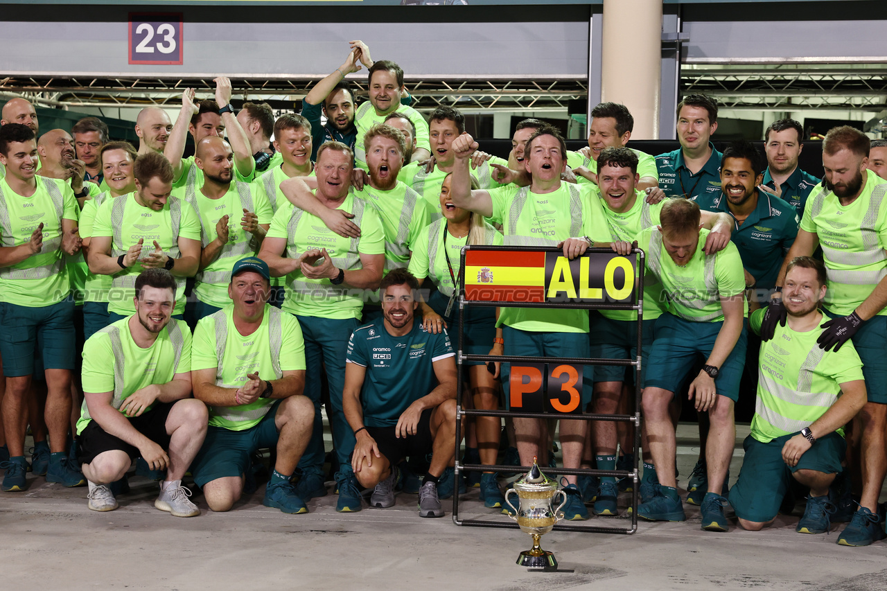 GP BAHRAIN, Fernando Alonso (ESP) Aston Martin F1 Team celebrates his third position with the team.

05.03.2023. Formula 1 World Championship, Rd 1, Bahrain Grand Prix, Sakhir, Bahrain, Gara Day.

- www.xpbimages.com, EMail: requests@xpbimages.com © Copyright: Moy / XPB Images