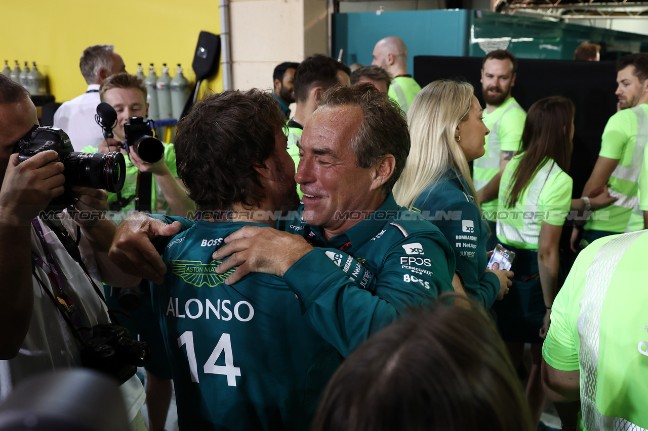 GP BAHRAIN, Fernando Alonso (ESP) Aston Martin F1 Team celebrates his third position with the team.

05.03.2023. Formula 1 World Championship, Rd 1, Bahrain Grand Prix, Sakhir, Bahrain, Gara Day.

- www.xpbimages.com, EMail: requests@xpbimages.com © Copyright: Moy / XPB Images