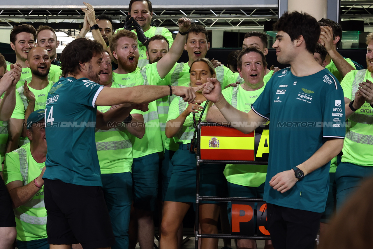 GP BAHRAIN, (L to R): Fernando Alonso (ESP) Aston Martin F1 Team celebrates his third position walks the circuit with the team team mate Lance Stroll (CDN) Aston Martin F1 Team e the team.

05.03.2023. Formula 1 World Championship, Rd 1, Bahrain Grand Prix, Sakhir, Bahrain, Gara Day.

- www.xpbimages.com, EMail: requests@xpbimages.com © Copyright: Moy / XPB Images