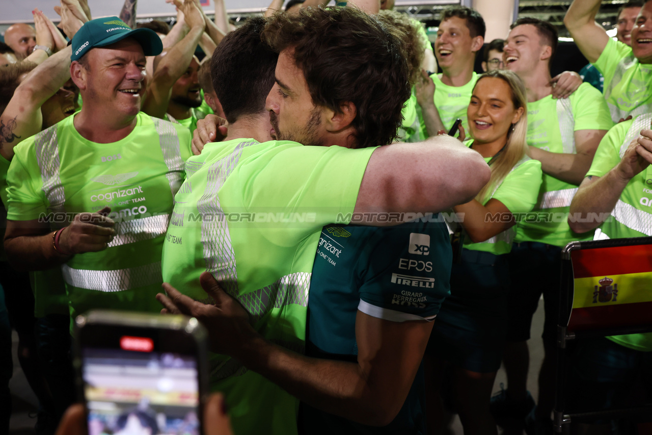 GP BAHRAIN, Fernando Alonso (ESP) Aston Martin F1 Team celebrates his third position with the team.

05.03.2023. Formula 1 World Championship, Rd 1, Bahrain Grand Prix, Sakhir, Bahrain, Gara Day.

- www.xpbimages.com, EMail: requests@xpbimages.com © Copyright: Moy / XPB Images