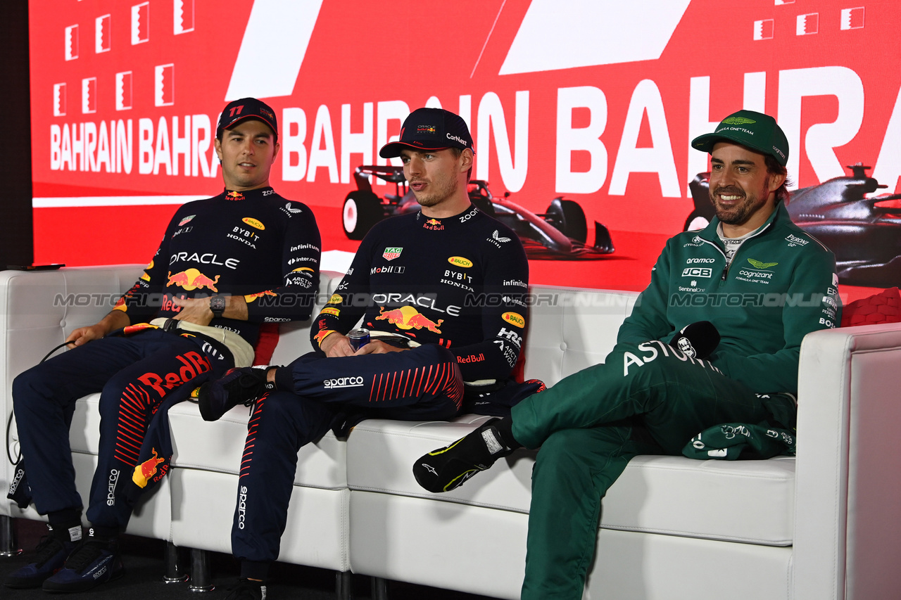 GP BAHRAIN, (L to R): Sergio Perez (MEX) Red Bull Racing; Max Verstappen (NLD) Red Bull Racing; e Fernando Alonso (ESP) Aston Martin F1 Team, in the post race FIA Press Conference.

05.03.2023. Formula 1 World Championship, Rd 1, Bahrain Grand Prix, Sakhir, Bahrain, Gara Day.

- www.xpbimages.com, EMail: requests@xpbimages.com © Copyright: XPB Images