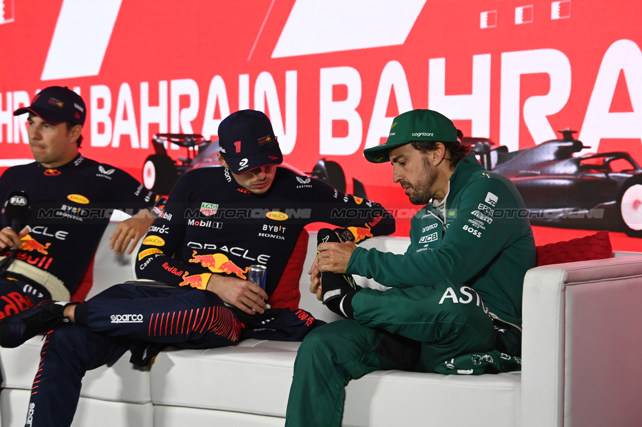 GP BAHRAIN, (L to R): Sergio Perez (MEX) Red Bull Racing; Max Verstappen (NLD) Red Bull Racing; e Fernando Alonso (ESP) Aston Martin F1 Team, in the post race FIA Press Conference.

05.03.2023. Formula 1 World Championship, Rd 1, Bahrain Grand Prix, Sakhir, Bahrain, Gara Day.

- www.xpbimages.com, EMail: requests@xpbimages.com © Copyright: XPB Images