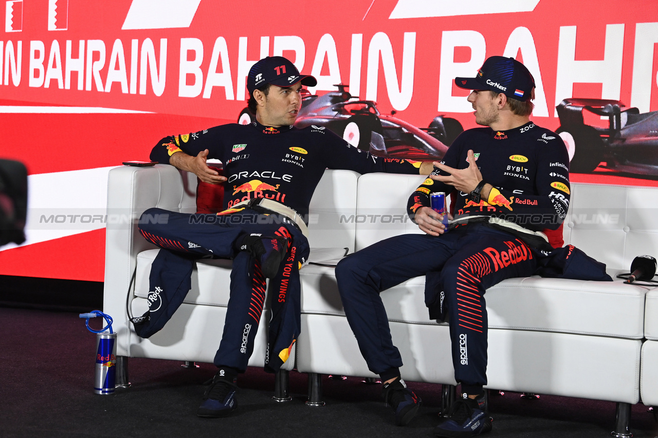 GP BAHRAIN, (L to R): Sergio Perez (MEX) Red Bull Racing e team mate Max Verstappen (NLD) Red Bull Racing in the post race FIA Press Conference.

05.03.2023. Formula 1 World Championship, Rd 1, Bahrain Grand Prix, Sakhir, Bahrain, Gara Day.

- www.xpbimages.com, EMail: requests@xpbimages.com © Copyright: XPB Images