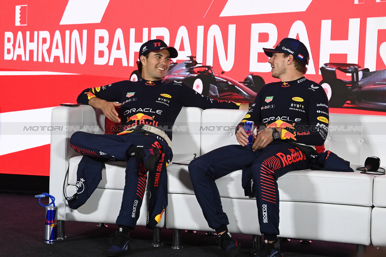 GP BAHRAIN, (L to R): Sergio Perez (MEX) Red Bull Racing e team mate Max Verstappen (NLD) Red Bull Racing in the post race FIA Press Conference.

05.03.2023. Formula 1 World Championship, Rd 1, Bahrain Grand Prix, Sakhir, Bahrain, Gara Day.

- www.xpbimages.com, EMail: requests@xpbimages.com © Copyright: XPB Images
