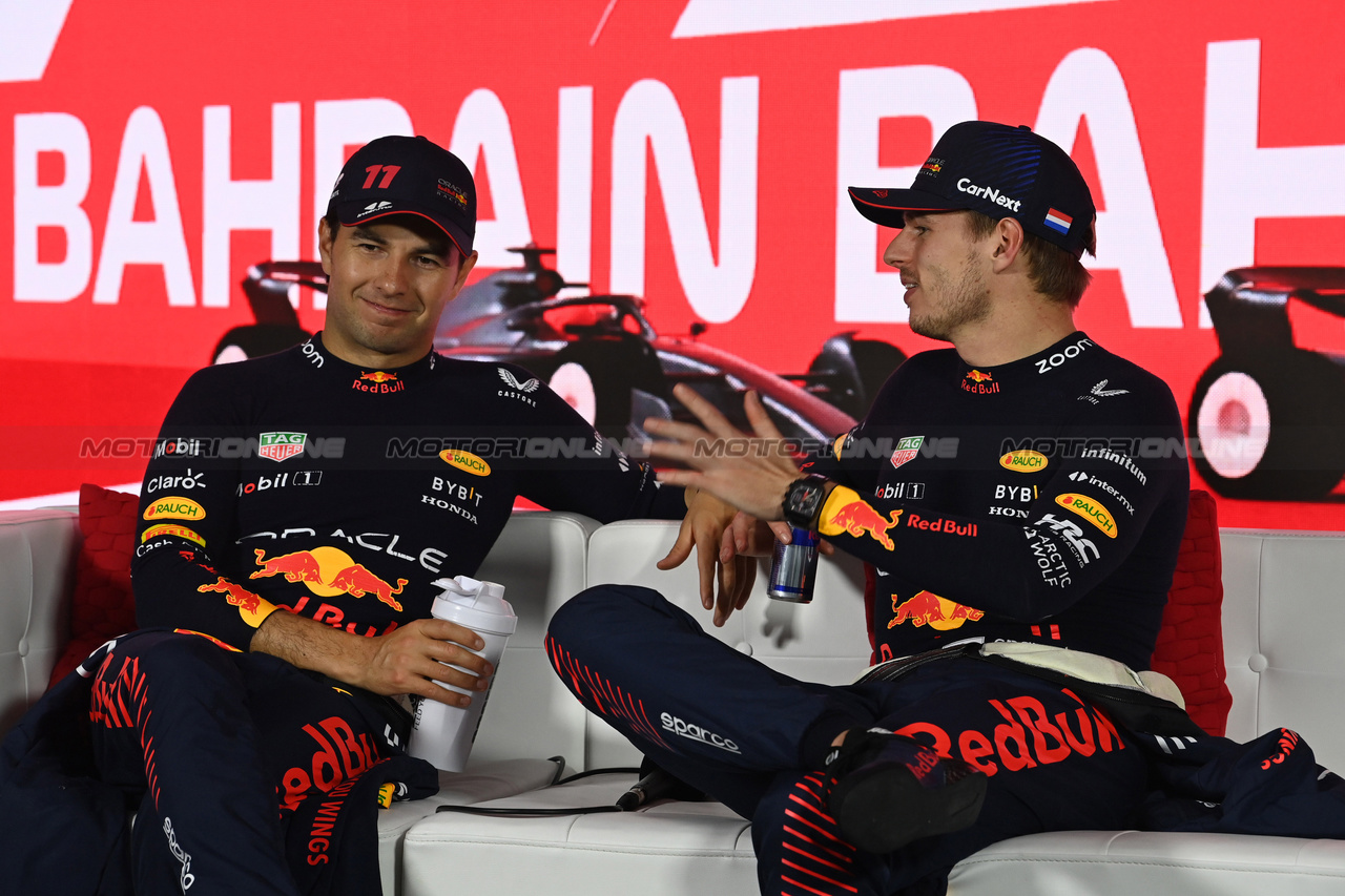 GP BAHRAIN, (L to R): Sergio Perez (MEX) Red Bull Racing e team mate Max Verstappen (NLD) Red Bull Racing in the post race FIA Press Conference.

05.03.2023. Formula 1 World Championship, Rd 1, Bahrain Grand Prix, Sakhir, Bahrain, Gara Day.

- www.xpbimages.com, EMail: requests@xpbimages.com © Copyright: XPB Images