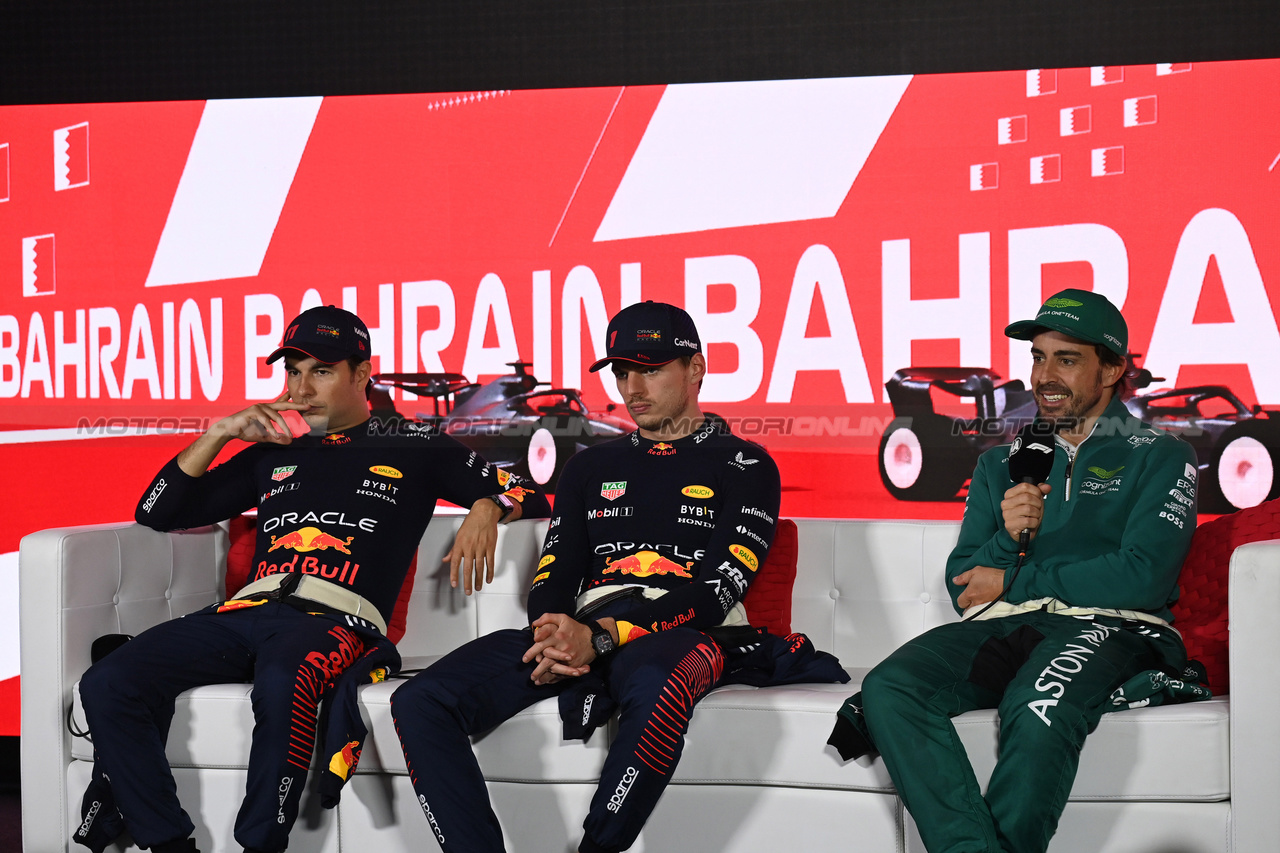 GP BAHRAIN, (L to R): Sergio Perez (MEX) Red Bull Racing; Max Verstappen (NLD) Red Bull Racing; e Fernando Alonso (ESP) Aston Martin F1 Team, in the post race FIA Press Conference.

05.03.2023. Formula 1 World Championship, Rd 1, Bahrain Grand Prix, Sakhir, Bahrain, Gara Day.

- www.xpbimages.com, EMail: requests@xpbimages.com © Copyright: XPB Images