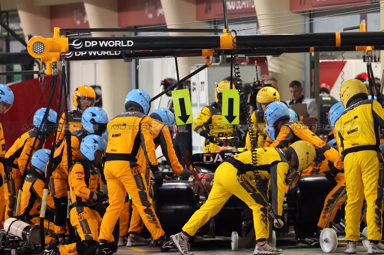 GP BAHRAIN, Lando Norris (GBR) McLaren MCL60 makes a pit stop.

05.03.2023. Formula 1 World Championship, Rd 1, Bahrain Grand Prix, Sakhir, Bahrain, Gara Day.

- www.xpbimages.com, EMail: requests@xpbimages.com © Copyright: XPB Images
