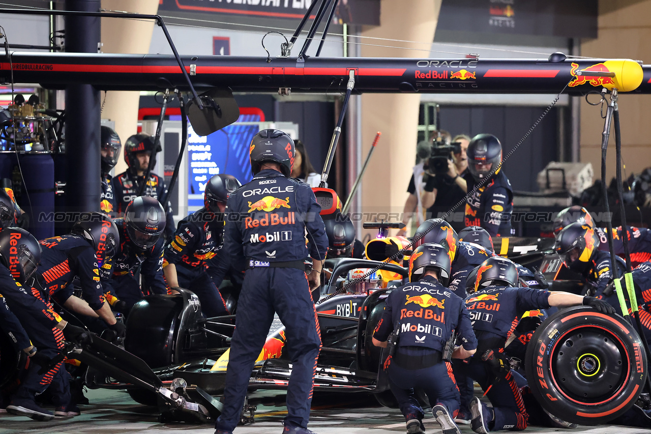 GP BAHRAIN, Max Verstappen (NLD) Red Bull Racing RB19 makes a pit stop.

05.03.2023. Formula 1 World Championship, Rd 1, Bahrain Grand Prix, Sakhir, Bahrain, Gara Day.

- www.xpbimages.com, EMail: requests@xpbimages.com © Copyright: XPB Images