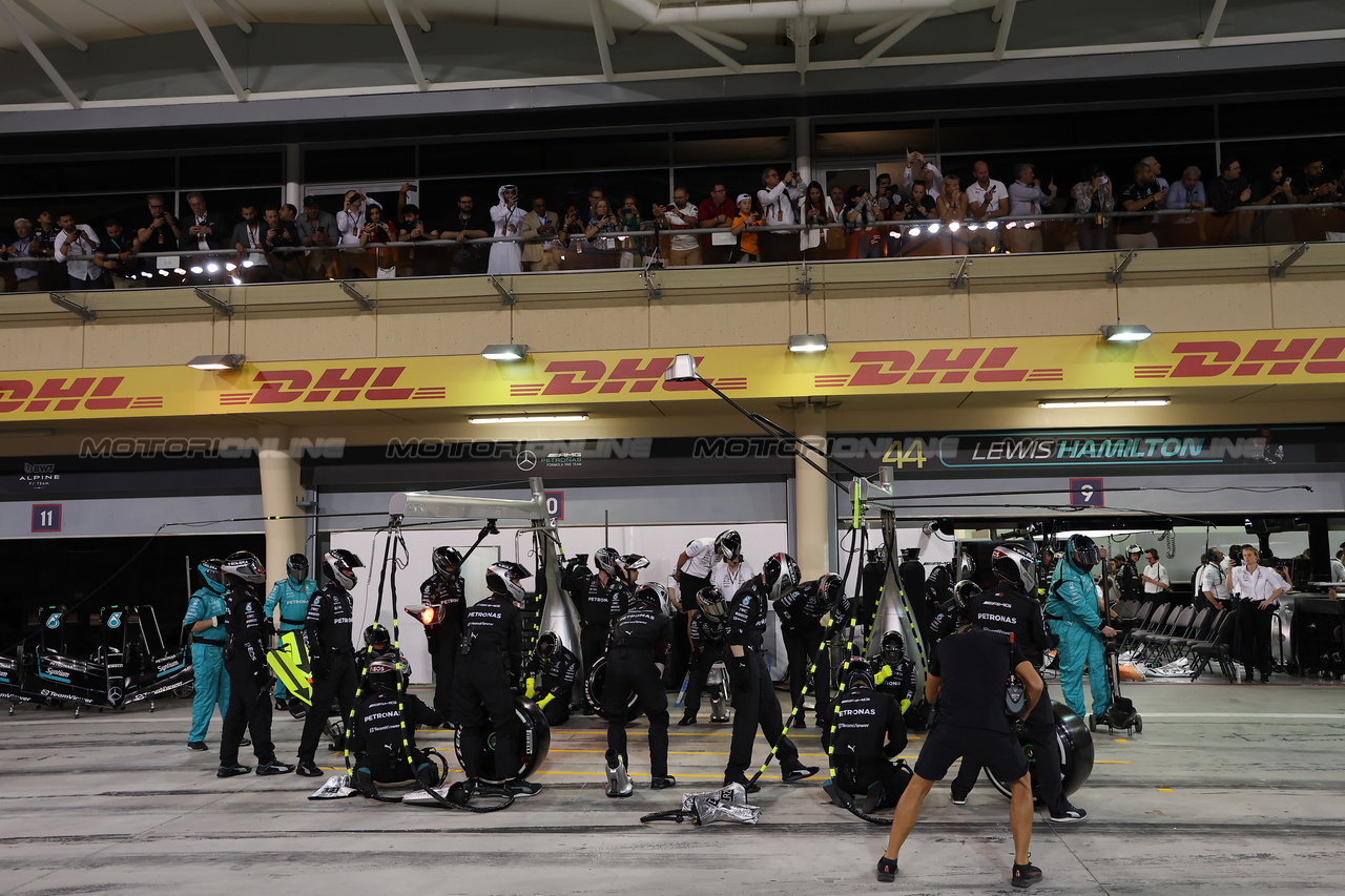 GP BAHRAIN, Mercedes AMG F1 makes a pit stop.

05.03.2023. Formula 1 World Championship, Rd 1, Bahrain Grand Prix, Sakhir, Bahrain, Gara Day.

- www.xpbimages.com, EMail: requests@xpbimages.com © Copyright: XPB Images