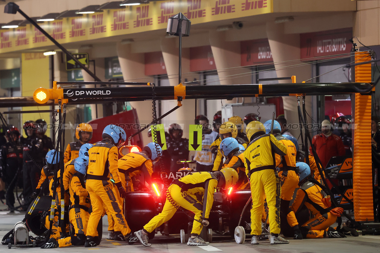 GP BAHRAIN, Lando Norris (GBR) McLaren MCL60 makes a pit stop.

05.03.2023. Formula 1 World Championship, Rd 1, Bahrain Grand Prix, Sakhir, Bahrain, Gara Day.

- www.xpbimages.com, EMail: requests@xpbimages.com © Copyright: XPB Images