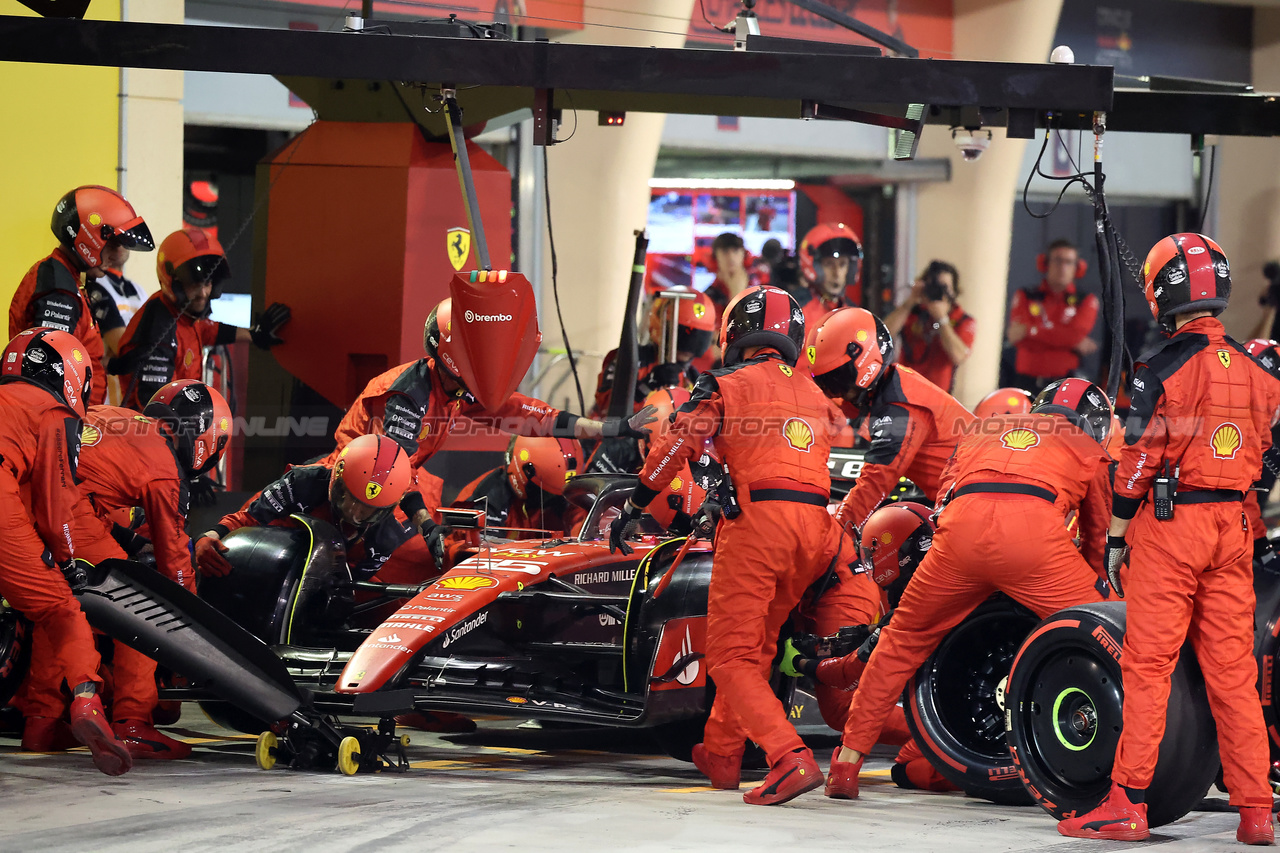 GP BAHRAIN, Carlos Sainz Jr (ESP) Ferrari SF-23 makes a pit stop.

05.03.2023. Formula 1 World Championship, Rd 1, Bahrain Grand Prix, Sakhir, Bahrain, Gara Day.

- www.xpbimages.com, EMail: requests@xpbimages.com © Copyright: XPB Images