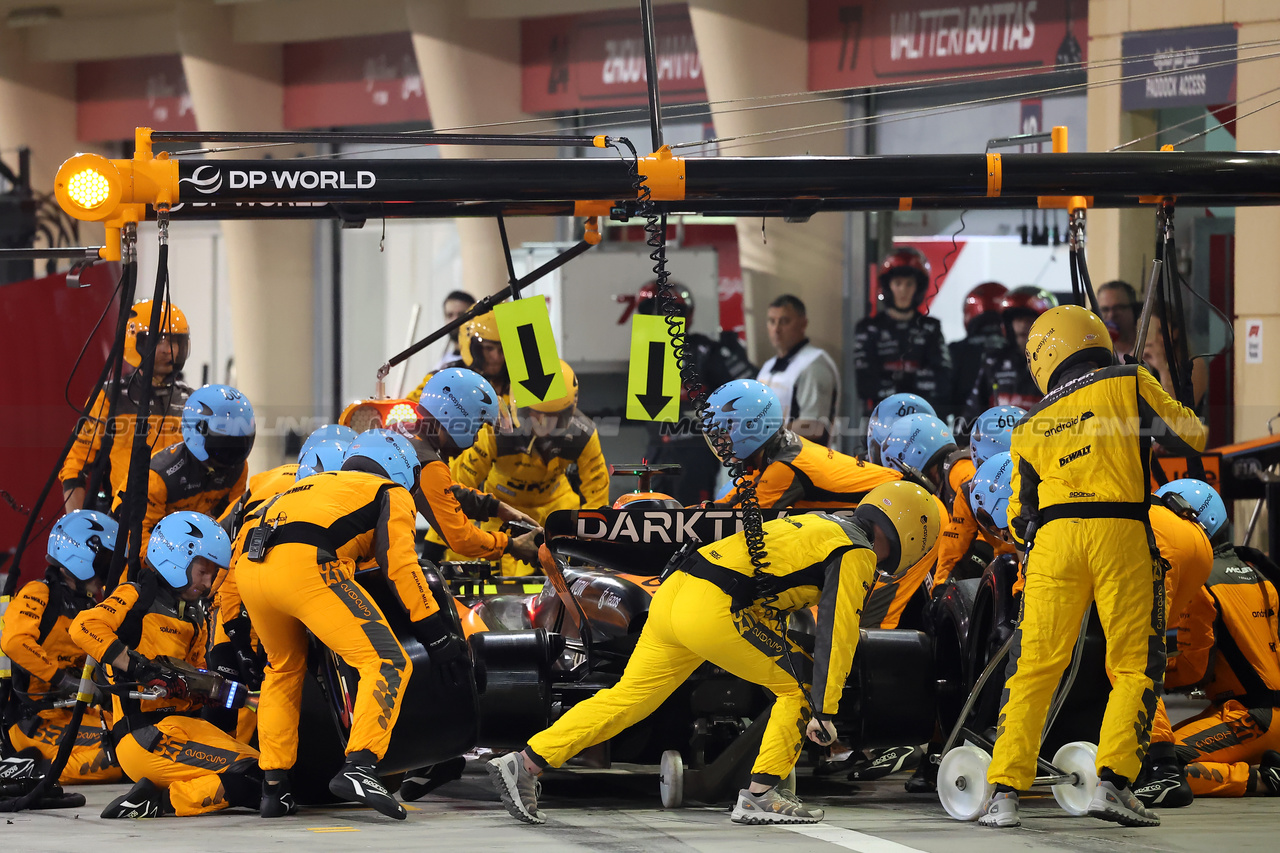 GP BAHRAIN, Oscar Piastri (AUS) McLaren MCL60 makes a pit stop.

05.03.2023. Formula 1 World Championship, Rd 1, Bahrain Grand Prix, Sakhir, Bahrain, Gara Day.

- www.xpbimages.com, EMail: requests@xpbimages.com © Copyright: XPB Images