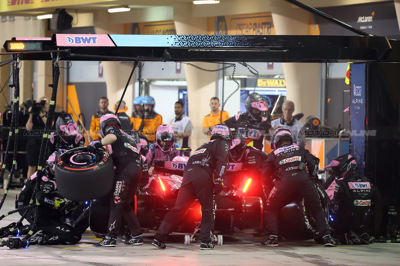 GP BAHRAIN, Pierre Gasly (FRA) Alpine F1 Team A523 makes a pit stop.

05.03.2023. Formula 1 World Championship, Rd 1, Bahrain Grand Prix, Sakhir, Bahrain, Gara Day.

- www.xpbimages.com, EMail: requests@xpbimages.com © Copyright: XPB Images