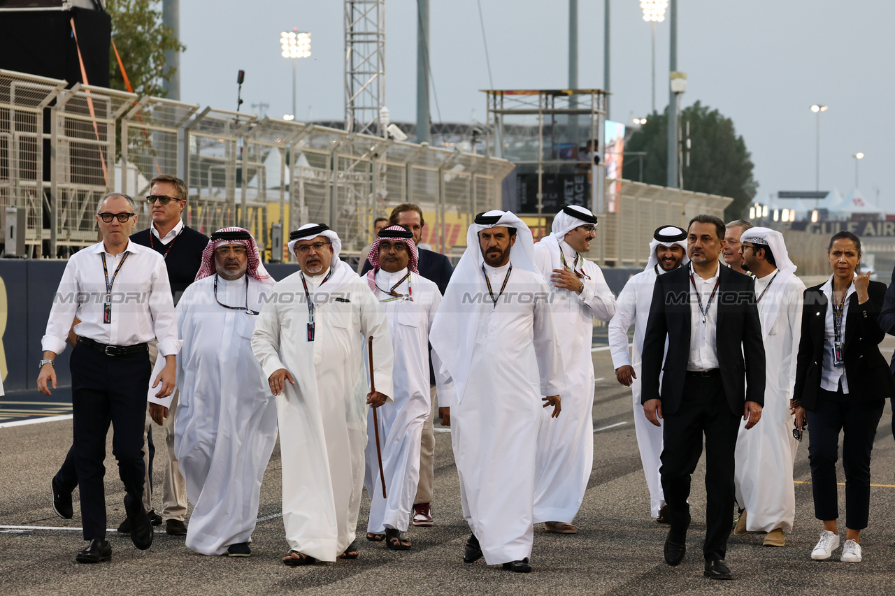 GP BAHRAIN, (L to R): Stefano Domenicali (ITA) Formula One President e CEO with Muhammed Al Khalifa (BRN) Bahrain Circuit Chairman; Crown Prince Shaikh Salman bin Isa Hamad Al Khalifa (BRN); e Mohammed Bin Sulayem (UAE) FIA President on the grid.

05.03.2023. Formula 1 World Championship, Rd 1, Bahrain Grand Prix, Sakhir, Bahrain, Gara Day.

- www.xpbimages.com, EMail: requests@xpbimages.com © Copyright: Moy / XPB Images