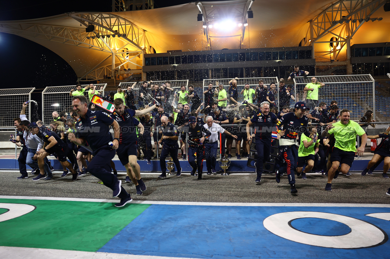 GP BAHRAIN, Max Verstappen (NLD) Red Bull Racing e Sergio Perez (MEX) Red Bull Racing Celebrate with the team. 
05.03.2023. Formula 1 World Championship, Rd 1, Bahrain Grand Prix, Sakhir, Bahrain, Gara Day.
- www.xpbimages.com, EMail: requests@xpbimages.com © Copyright: Batchelor / XPB Images