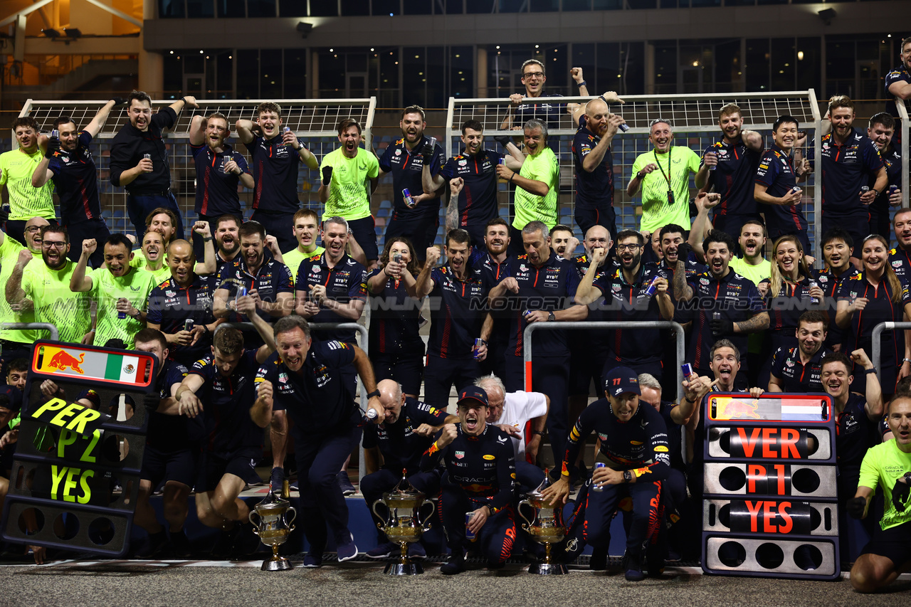 GP BAHRAIN, Max Verstappen (NLD) Red Bull Racing e Sergio Perez (MEX) Red Bull Racing Celebrate with the team. 
05.03.2023. Formula 1 World Championship, Rd 1, Bahrain Grand Prix, Sakhir, Bahrain, Gara Day.
- www.xpbimages.com, EMail: requests@xpbimages.com © Copyright: Batchelor / XPB Images
