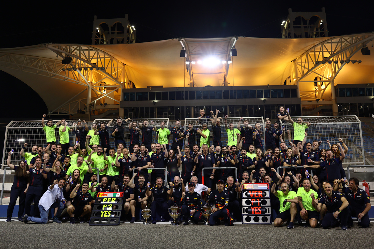GP BAHRAIN, Max Verstappen (NLD) Red Bull Racing e Sergio Perez (MEX) Red Bull Racing Celebrate with the team. 
05.03.2023. Formula 1 World Championship, Rd 1, Bahrain Grand Prix, Sakhir, Bahrain, Gara Day.
- www.xpbimages.com, EMail: requests@xpbimages.com © Copyright: Batchelor / XPB Images