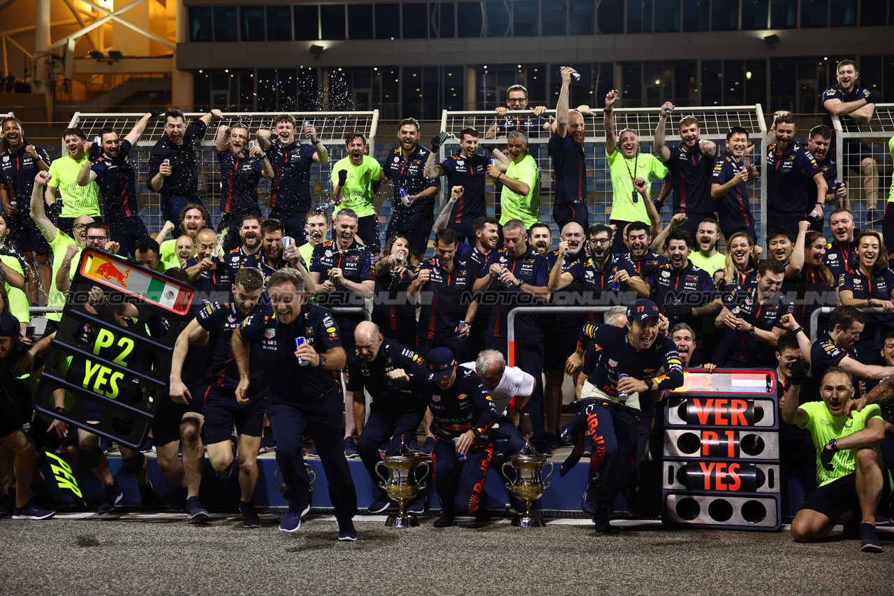 GP BAHRAIN, Max Verstappen (NLD) Red Bull Racing e Sergio Perez (MEX) Red Bull Racing Celebrate with the team. 
05.03.2023. Formula 1 World Championship, Rd 1, Bahrain Grand Prix, Sakhir, Bahrain, Gara Day.
- www.xpbimages.com, EMail: requests@xpbimages.com © Copyright: Batchelor / XPB Images