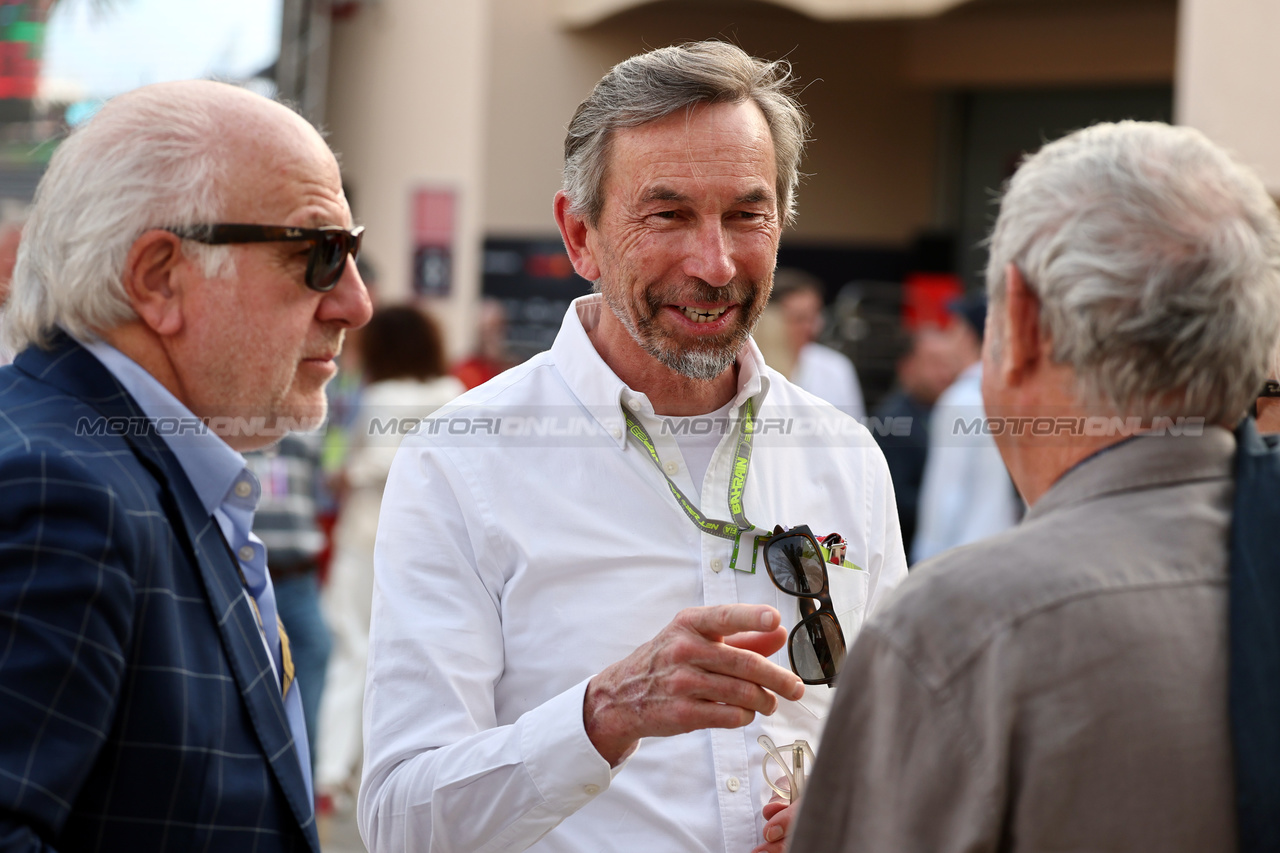 GP BAHRAIN, Hugh Chambers (GBR) Motorsport UK Chief Executive Officer (Centre) with David Richards (GBR) CEO Prodrive (Left).

05.03.2023. Formula 1 World Championship, Rd 1, Bahrain Grand Prix, Sakhir, Bahrain, Gara Day.

- www.xpbimages.com, EMail: requests@xpbimages.com © Copyright: Moy / XPB Images