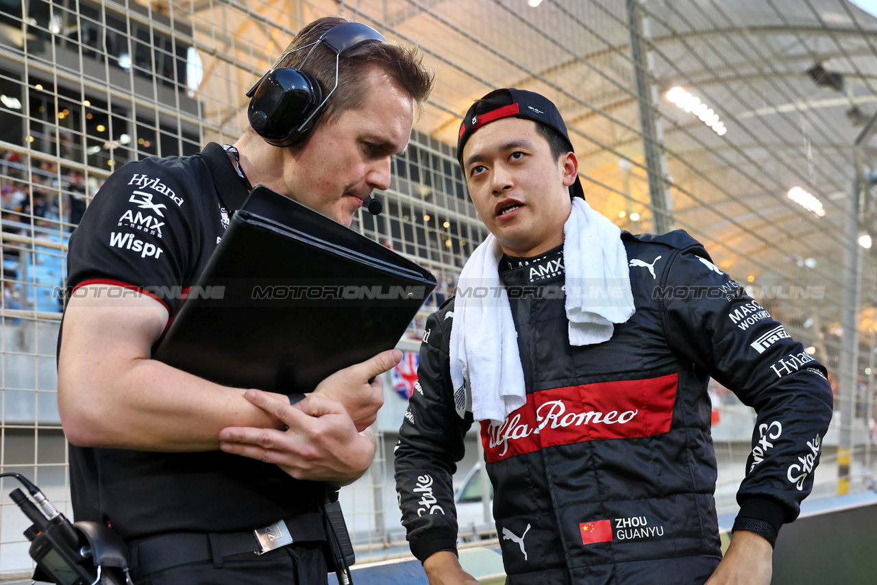GP BAHRAIN, Zhou Guanyu (CHN) Alfa Romeo F1 Team with Jorn Becker, Alfa Romeo F1 Team Gara Engineer on the grid.

05.03.2023. Formula 1 World Championship, Rd 1, Bahrain Grand Prix, Sakhir, Bahrain, Gara Day.

- www.xpbimages.com, EMail: requests@xpbimages.com © Copyright: Batchelor / XPB Images