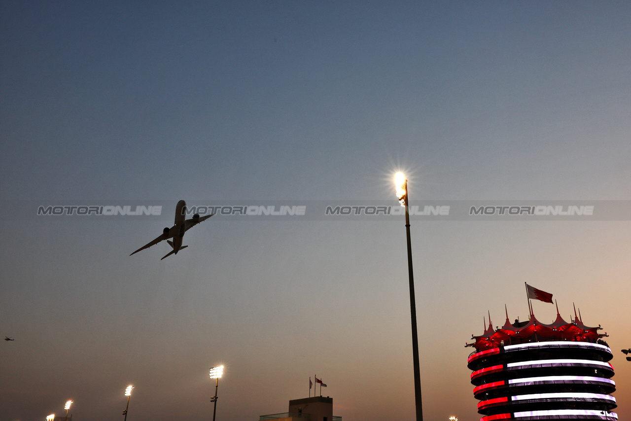 GP BAHRAIN, Circuit Atmosfera - sunset.

05.03.2023. Formula 1 World Championship, Rd 1, Bahrain Grand Prix, Sakhir, Bahrain, Gara Day.

 - www.xpbimages.com, EMail: requests@xpbimages.com © Copyright: Coates / XPB Images