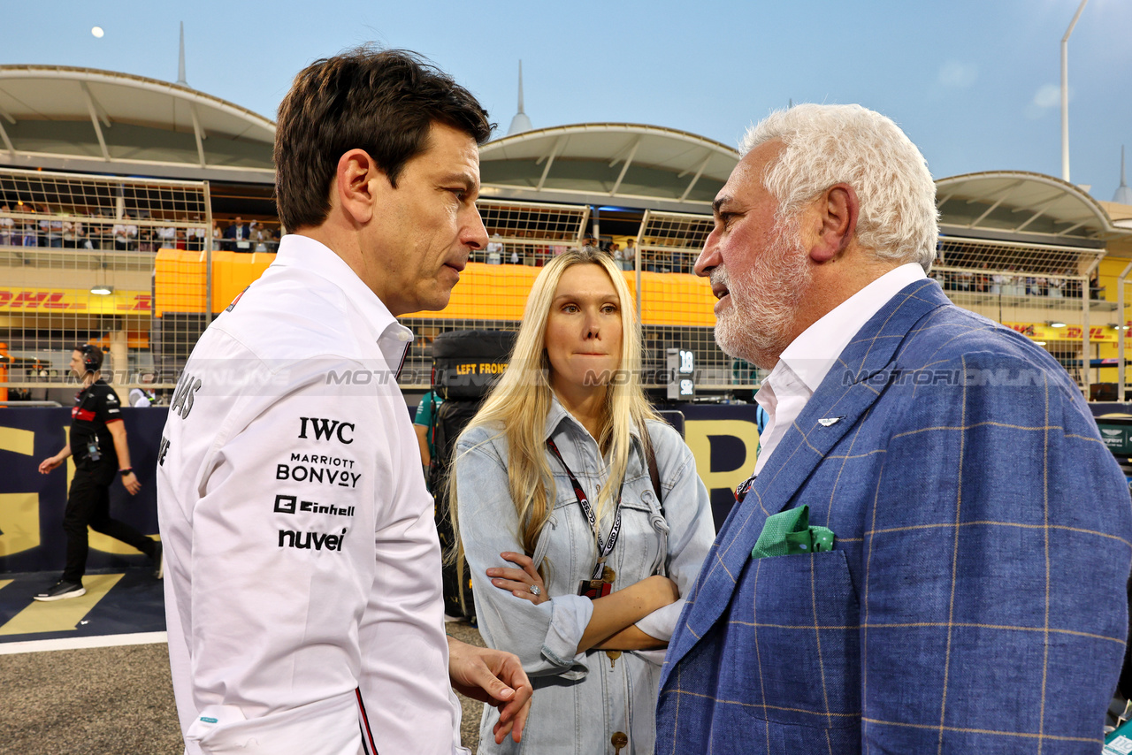 GP BAHRAIN, (L to R): Toto Wolff (GER) Mercedes AMG F1 Shareholder e Executive Director with Raquel Stroll (BRA) e her husband Lawrence Stroll (CDN) Aston Martin F1 Team Investor on the grid.

05.03.2023. Formula 1 World Championship, Rd 1, Bahrain Grand Prix, Sakhir, Bahrain, Gara Day.

- www.xpbimages.com, EMail: requests@xpbimages.com © Copyright: Batchelor / XPB Images