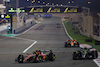 GP BAHRAIN, Carlos Sainz Jr (ESP) Ferrari SF-23 e Lewis Hamilton (GBR) Mercedes AMG F1 W14 battle for position.
05.03.2023. Formula 1 World Championship, Rd 1, Bahrain Grand Prix, Sakhir, Bahrain, Gara Day.
- www.xpbimages.com, EMail: requests@xpbimages.com © Copyright: Charniaux / XPB Images