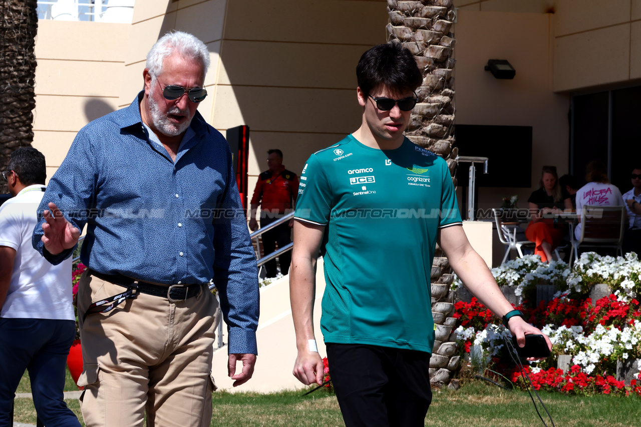 GP BAHRAIN, (L to R): Lawrence Stroll (CDN) Aston Martin F1 Team Investor with his son Lance Stroll (CDN) Aston Martin F1 Team.

02.03.2023. Formula 1 World Championship, Rd 1, Bahrain Grand Prix, Sakhir, Bahrain, Preparation Day.

- www.xpbimages.com, EMail: requests@xpbimages.com © Copyright: Batchelor / XPB Images