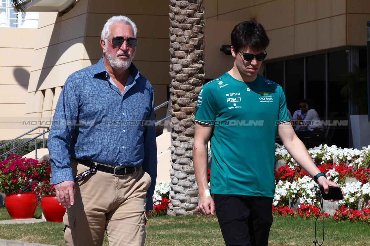 GP BAHRAIN, (L to R): Lawrence Stroll (CDN) Aston Martin F1 Team Investor with his son Lance Stroll (CDN) Aston Martin F1 Team.

02.03.2023. Formula 1 World Championship, Rd 1, Bahrain Grand Prix, Sakhir, Bahrain, Preparation Day.

- www.xpbimages.com, EMail: requests@xpbimages.com © Copyright: Batchelor / XPB Images