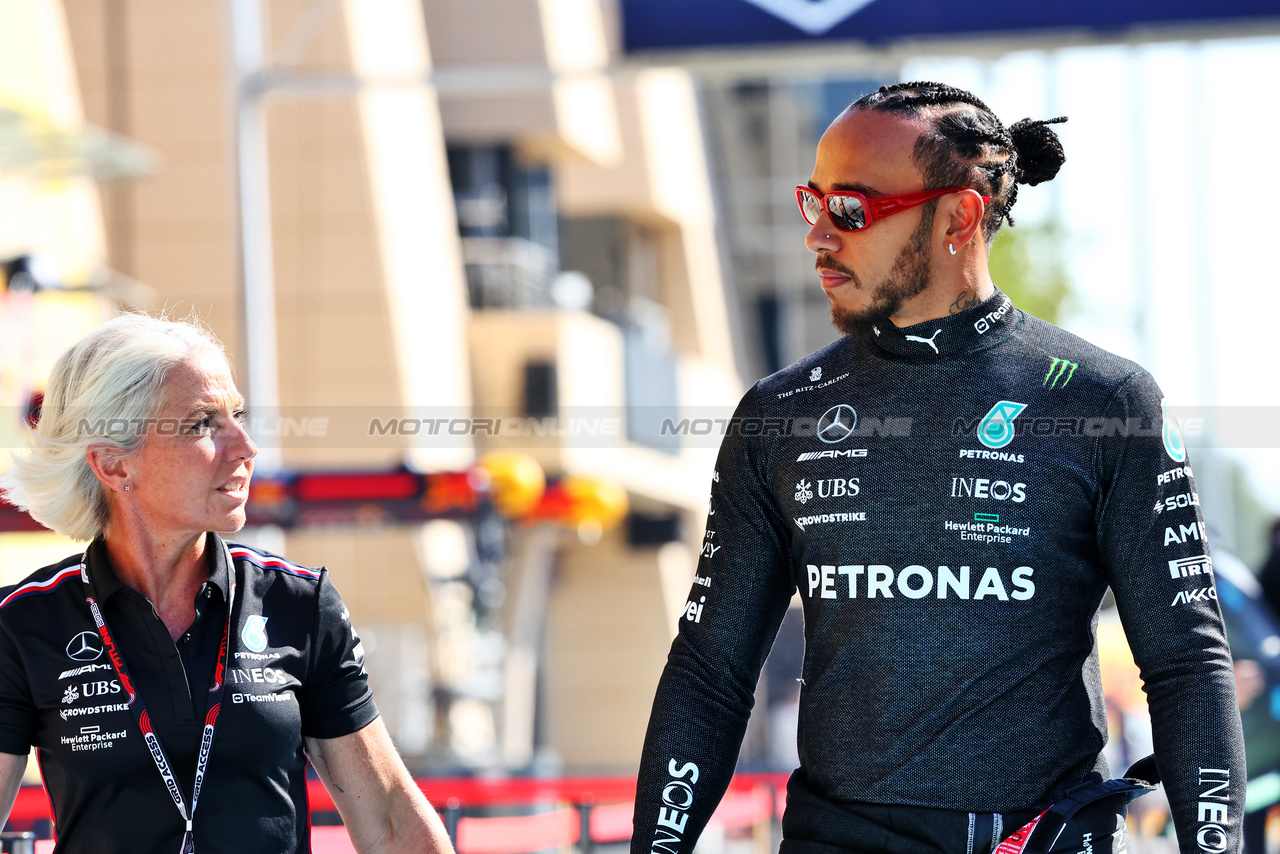 GP BAHRAIN, (L to R): Angela Cullen (NZL) Mercedes AMG F1 Physiotherapist with Lewis Hamilton (GBR) Mercedes AMG F1.

02.03.2023. Formula 1 World Championship, Rd 1, Bahrain Grand Prix, Sakhir, Bahrain, Preparation Day.

- www.xpbimages.com, EMail: requests@xpbimages.com © Copyright: Batchelor / XPB Images