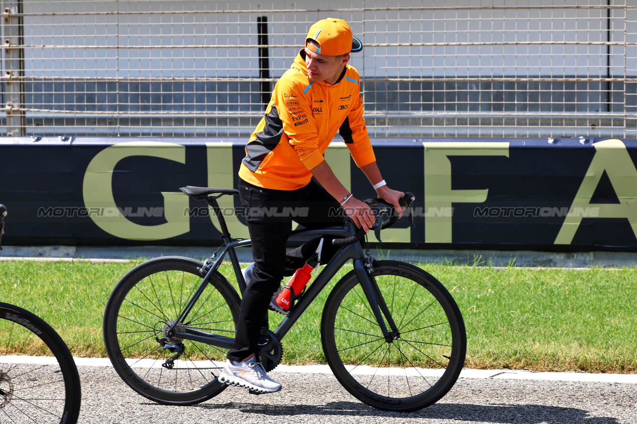 GP BAHRAIN, Lando Norris (GBR) McLaren rides the circuit.

02.03.2023. Formula 1 World Championship, Rd 1, Bahrain Grand Prix, Sakhir, Bahrain, Preparation Day.

- www.xpbimages.com, EMail: requests@xpbimages.com © Copyright: Batchelor / XPB Images