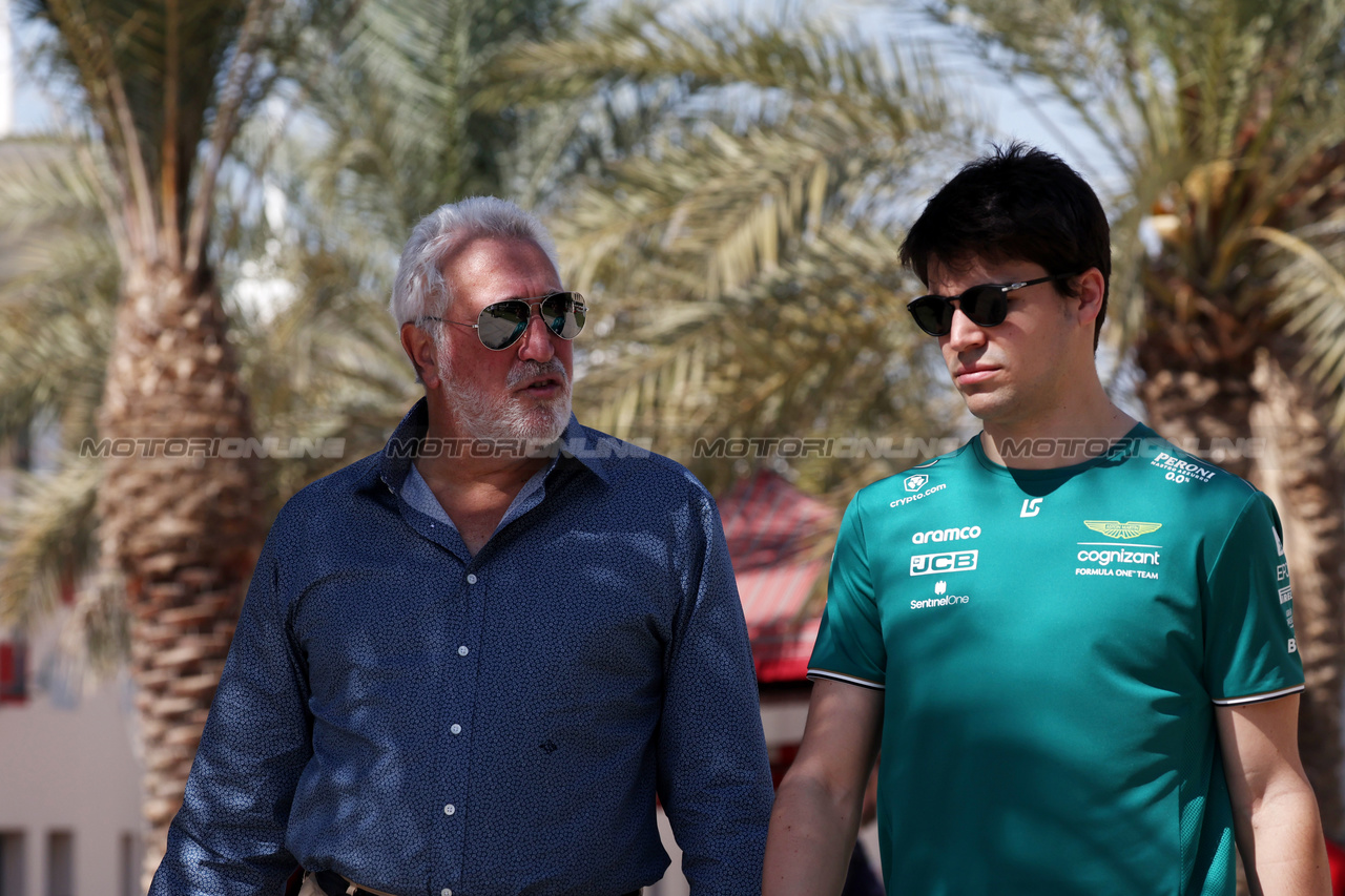 GP BAHRAIN, (L to R): Lawrence Stroll (CDN) Aston Martin F1 Team Investor with his son Lance Stroll (CDN) Aston Martin F1 Team.

02.03.2023. Formula 1 World Championship, Rd 1, Bahrain Grand Prix, Sakhir, Bahrain, Preparation Day.

- www.xpbimages.com, EMail: requests@xpbimages.com © Copyright: Bearne / XPB Images