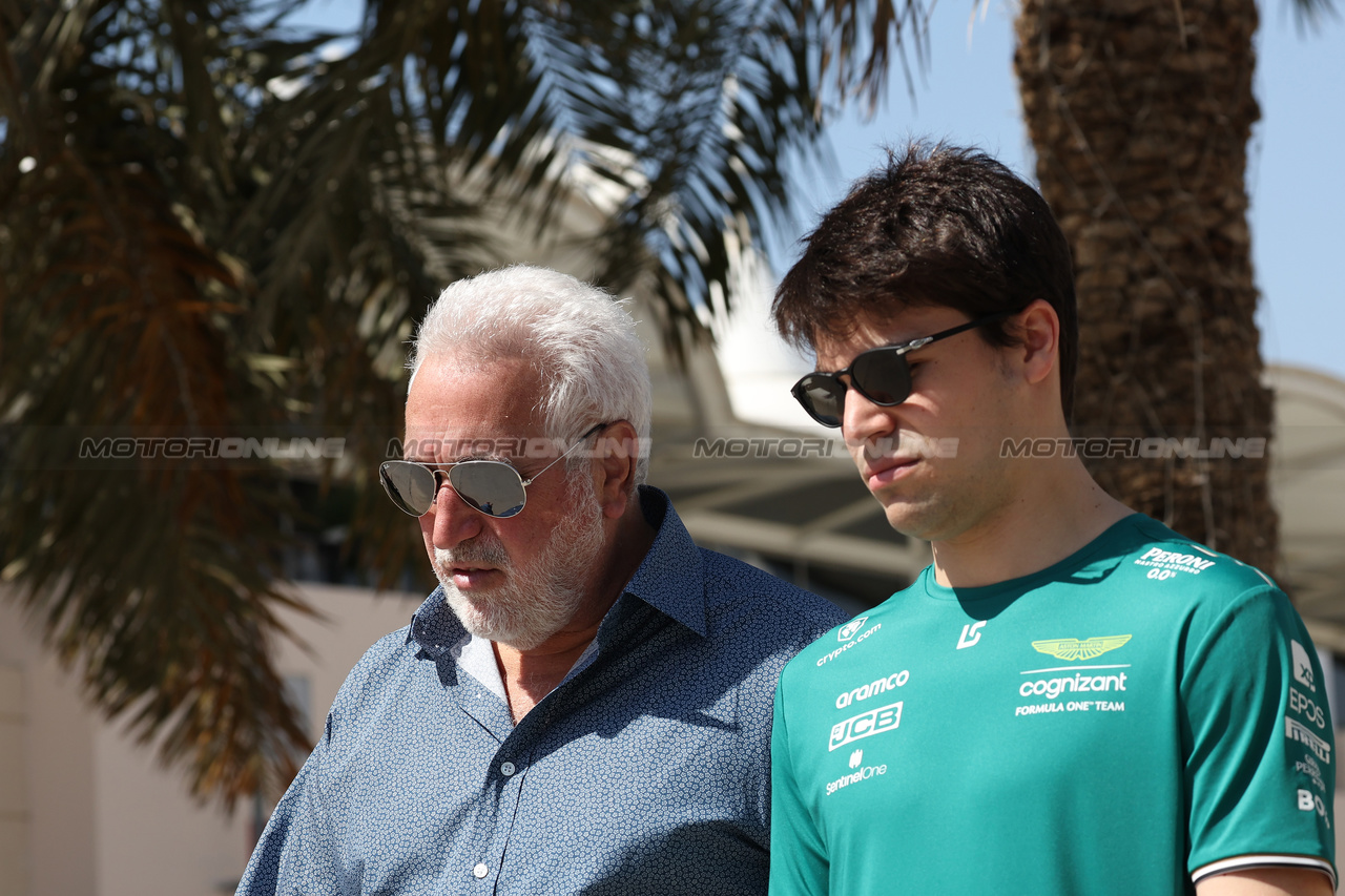GP BAHRAIN, (L to R): Lawrence Stroll (CDN) Aston Martin F1 Team Investor with his son Lance Stroll (CDN) Aston Martin F1 Team.

02.03.2023. Formula 1 World Championship, Rd 1, Bahrain Grand Prix, Sakhir, Bahrain, Preparation Day.

- www.xpbimages.com, EMail: requests@xpbimages.com © Copyright: Bearne / XPB Images