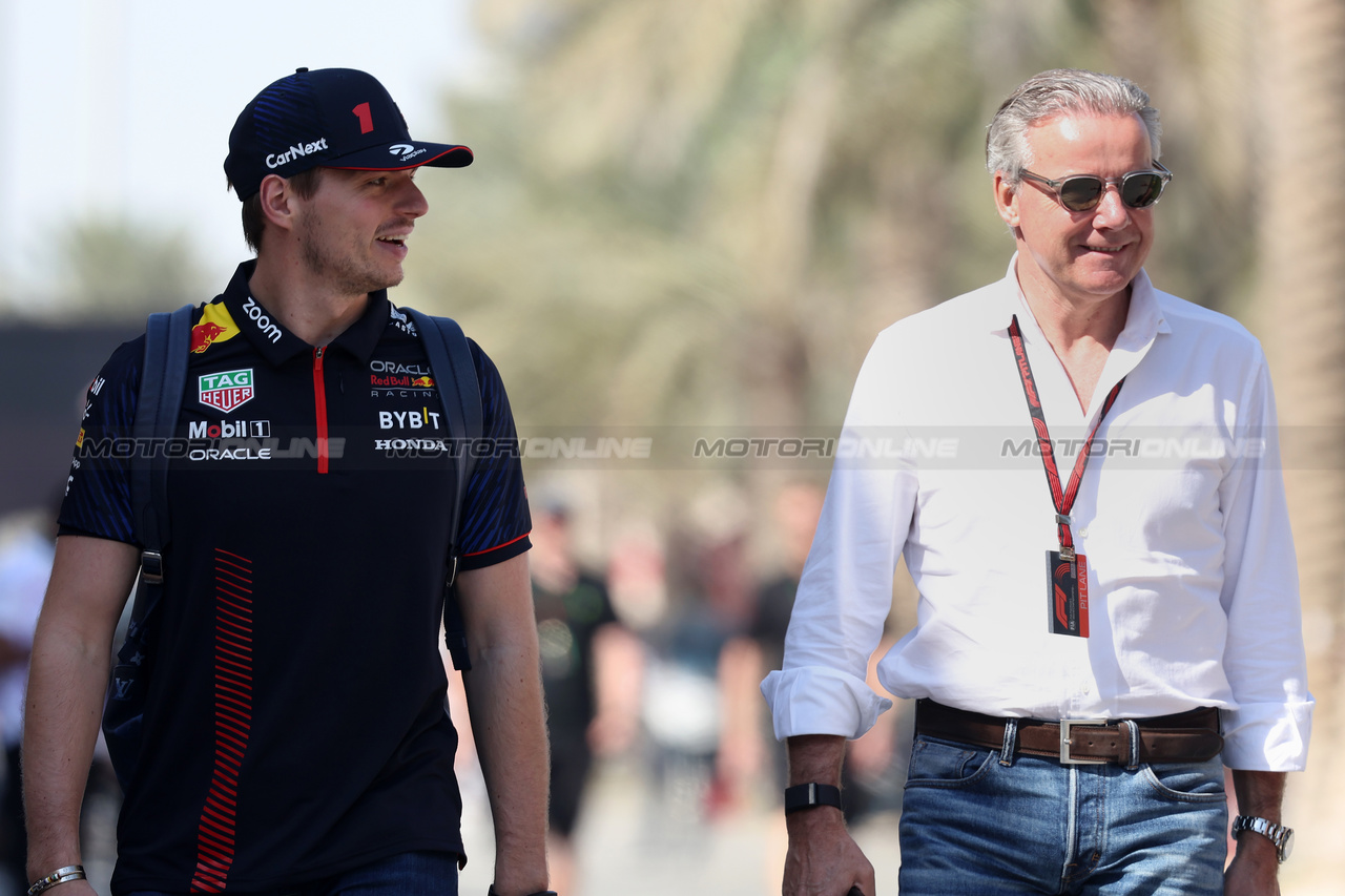 GP BAHRAIN, (L to R): Max Verstappen (NLD) Red Bull Racing with Raymond Vermeulen (NLD) Driver Manager.

02.03.2023. Formula 1 World Championship, Rd 1, Bahrain Grand Prix, Sakhir, Bahrain, Preparation Day.

- www.xpbimages.com, EMail: requests@xpbimages.com © Copyright: Bearne / XPB Images