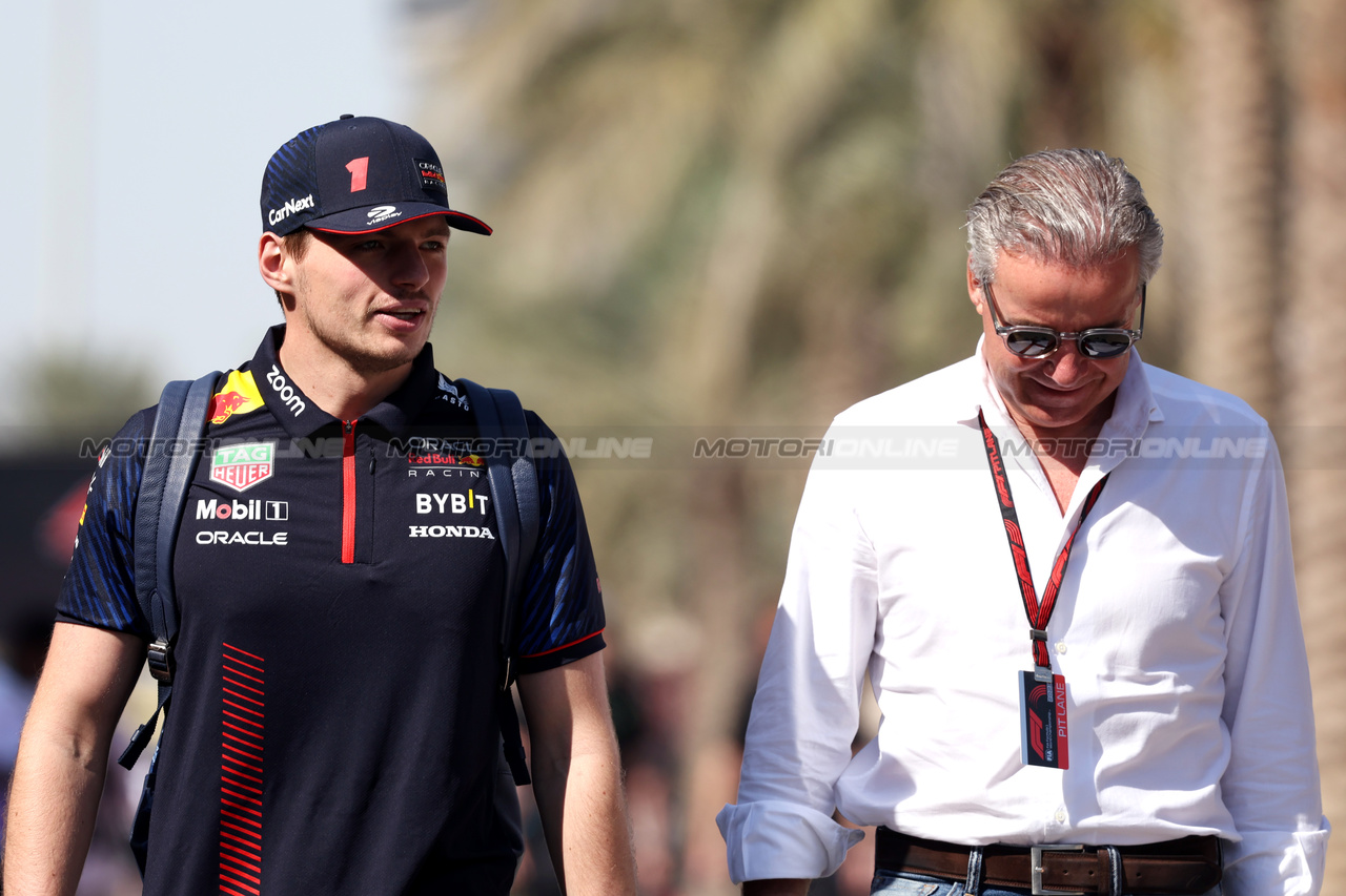GP BAHRAIN, (L to R): Max Verstappen (NLD) Red Bull Racing with Raymond Vermeulen (NLD) Driver Manager.

02.03.2023. Formula 1 World Championship, Rd 1, Bahrain Grand Prix, Sakhir, Bahrain, Preparation Day.

- www.xpbimages.com, EMail: requests@xpbimages.com © Copyright: Bearne / XPB Images