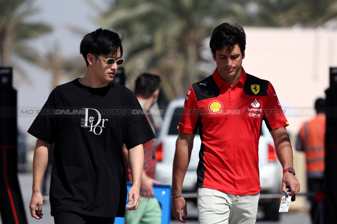 GP BAHRAIN, (L to R): Zhou Guanyu (CHN) Alfa Romeo F1 Team with Carlos Sainz Jr (ESP) Ferrari.

02.03.2023. Formula 1 World Championship, Rd 1, Bahrain Grand Prix, Sakhir, Bahrain, Preparation Day.

- www.xpbimages.com, EMail: requests@xpbimages.com © Copyright: Bearne / XPB Images