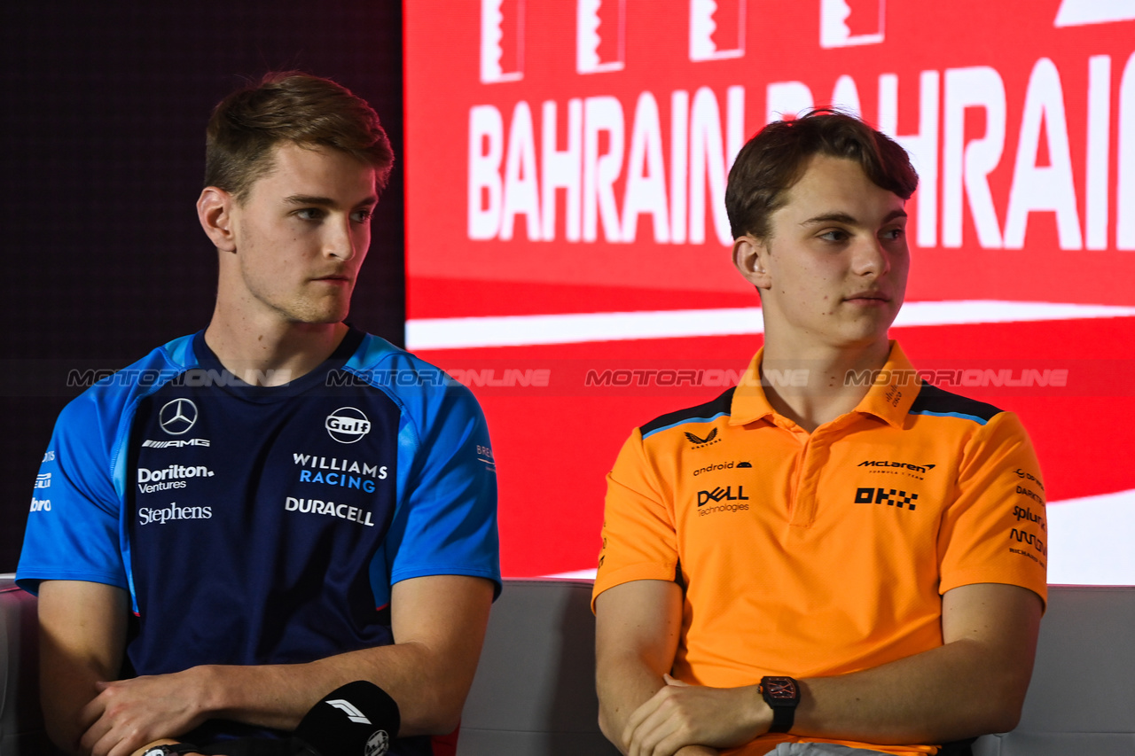 GP BAHRAIN, (L to R): Logan Sargeant (USA) Williams Racing e Oscar Piastri (AUS) McLaren in the FIA Press Conference.

02.03.2023. Formula 1 World Championship, Rd 1, Bahrain Grand Prix, Sakhir, Bahrain, Preparation Day.

- www.xpbimages.com, EMail: requests@xpbimages.com © Copyright: XPB Images